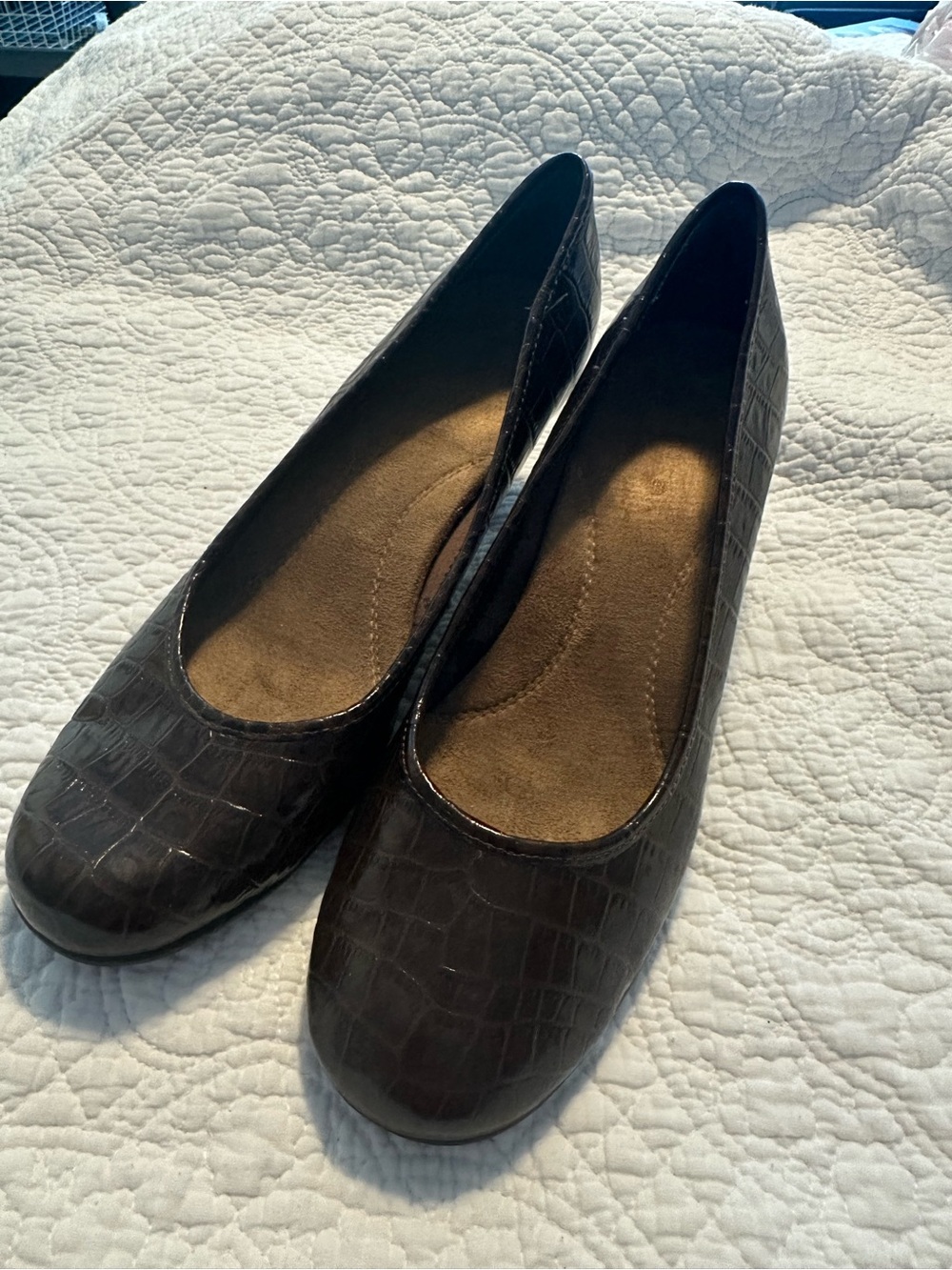 AEROSOLES Brown Croc-Embossed Round-Toe Heels